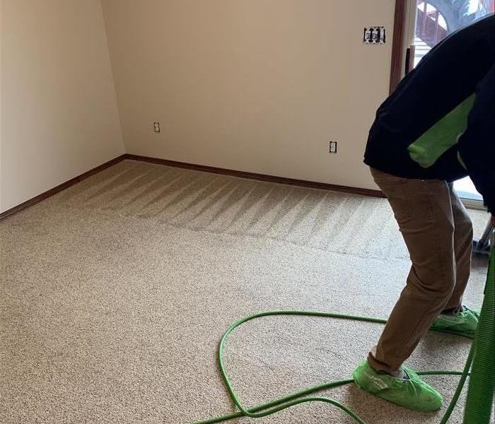 SERVPRO employee performing carpet cleaning in Sioux Falls home